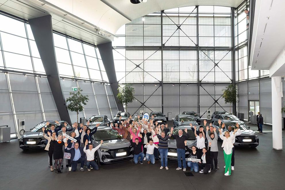 Glückliche Gewinnerinnen und Gewinner freuten sich über Ihren neuen Audi Q4 e-tron.